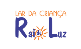 Logotipo do Lar da Criança Raio de Luz, com letras em azul e laranja formando o nome, com um desenho de sol substituindo a letra "O" na palavra "Raio"