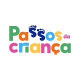 Logotipo do projeto Passos da Criança, com letras coloridas formando as palavras "Passos da Criança", onde as letras "S" possuem pegadas infantis acima delas.